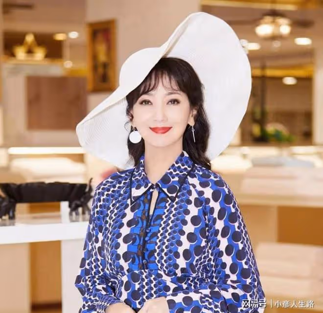 67歲趙雅芝優雅現身,一臉凍齡氣質出眾,網友贊:從年輕美到老