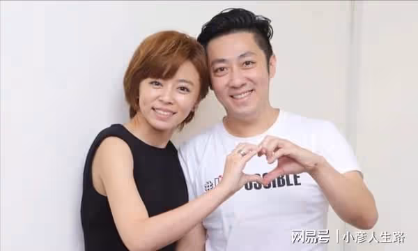 婚禮前夕丈夫墜樓,王瞳穿「婚紗」現身葬禮,抱著兩人婚紗照痛哭