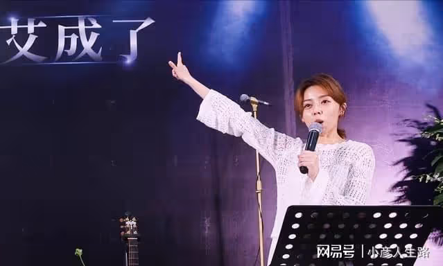 婚禮前夕丈夫墜樓,王瞳穿「婚紗」現身葬禮,抱著兩人婚紗照痛哭