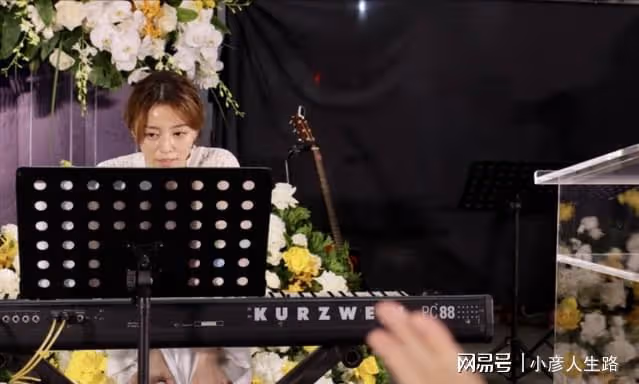 婚禮前夕丈夫墜樓,王瞳穿「婚紗」現身葬禮,抱著兩人婚紗照痛哭