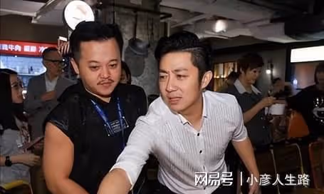 婚禮前夕丈夫墜樓,王瞳穿「婚紗」現身葬禮,抱著兩人婚紗照痛哭