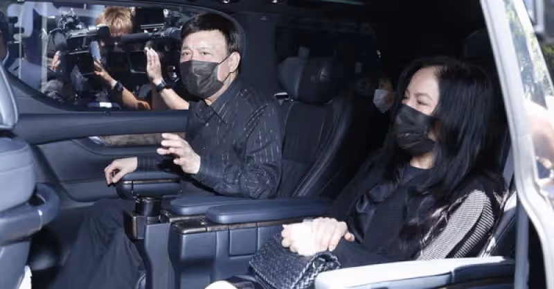 余苑綺白色棺木上靈車！　余天、李亞萍崩潰哭到被攙扶出會場
