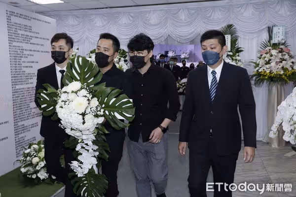 余苑綺白色棺木上靈車! 余天、李亞萍崩潰哭到被攙扶出會場