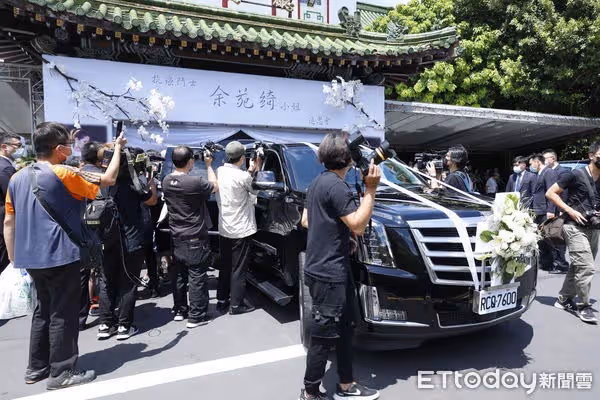 余苑綺白色棺木上靈車! 余天、李亞萍崩潰哭到被攙扶出會場