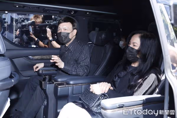 余苑綺白色棺木上靈車! 余天、李亞萍崩潰哭到被攙扶出會場