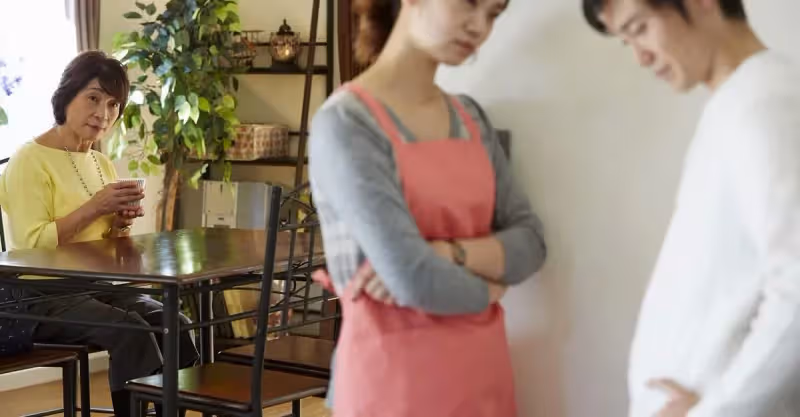 婆婆因病住在女兒家，一年來退休金一分未見，女婿得知：讓她搬走