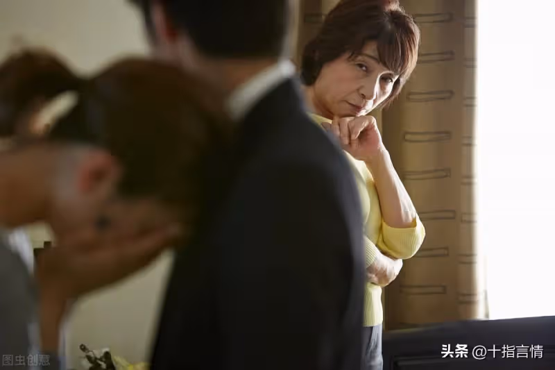 婆婆因病住在女兒家,一年來退休金一分未見,女婿得知:讓她搬走