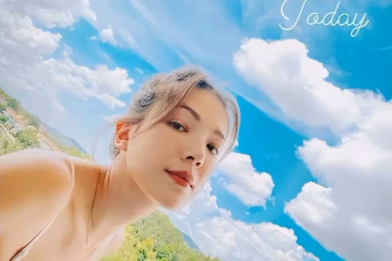 許瑋甯樓頂曬三連拍，故意遮擋好身材，粉絲猜測她已經懷孕