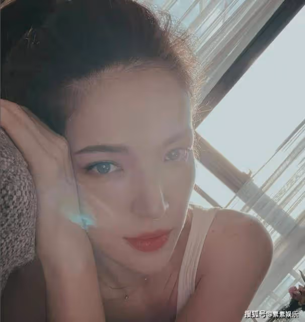 許瑋甯樓頂曬三連拍,故意遮擋好身材,粉絲猜測她已經懷孕
