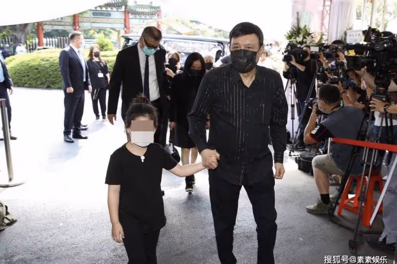 余苑綺遺體即將火化，女兒送別媽媽最後一程，哽咽喊媽媽我想你