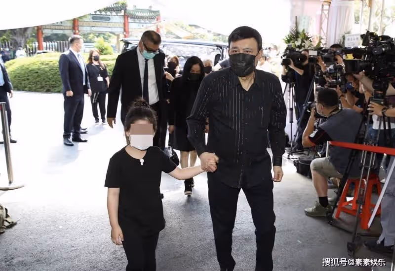 余苑綺遺體即將火化,女兒送別媽媽最後一程,哽咽喊媽媽我想你