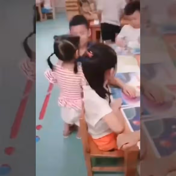 妹妹剛去幼稚園哭鼻子，淚眼汪汪到中班找哥哥「抱抱」網友：好暖心