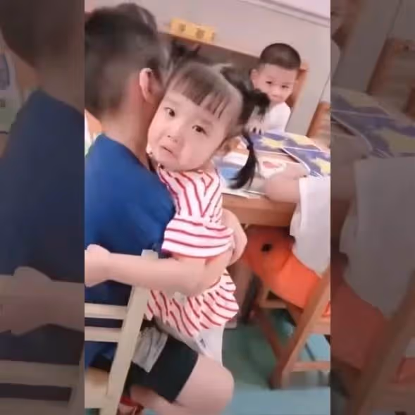 妹妹剛去幼稚園哭鼻子，淚眼汪汪到中班找哥哥「抱抱」網友：好暖心