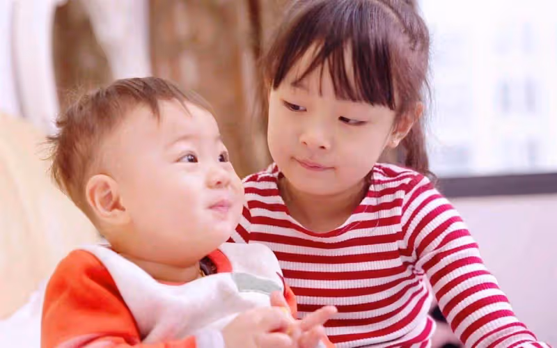妹妹剛去幼稚園哭鼻子，淚眼汪汪到中班找哥哥「抱抱」網友：好暖心