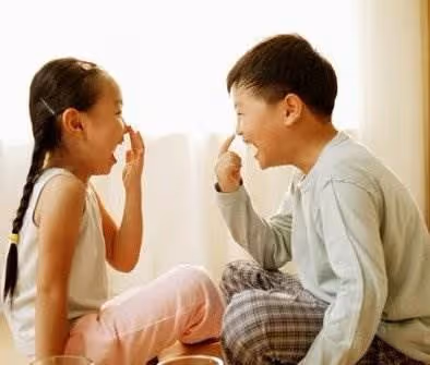 妹妹剛去幼稚園哭鼻子，淚眼汪汪到中班找哥哥「抱抱」網友：好暖心