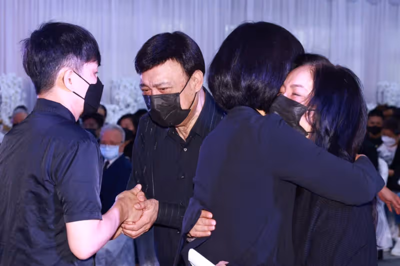 【余苑綺癌逝】余天見愛女遺容痛哭　李亞萍癱軟被攙扶出場