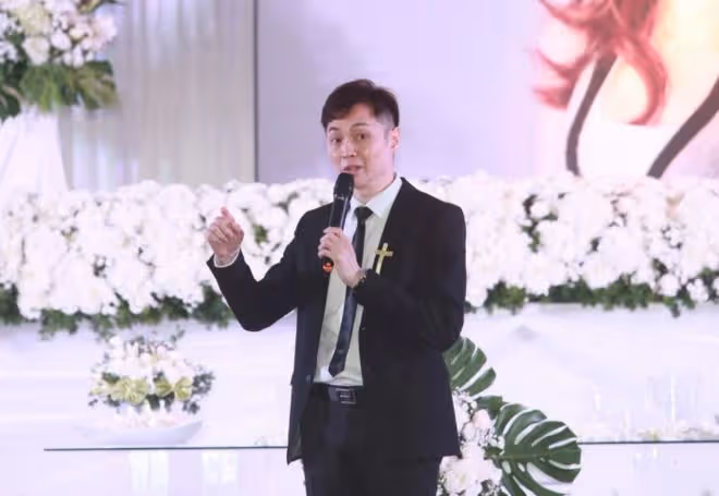 39歲癌逝女星余苑綺出殯，老母哭到腿軟，年幼子女乖巧得讓人心疼