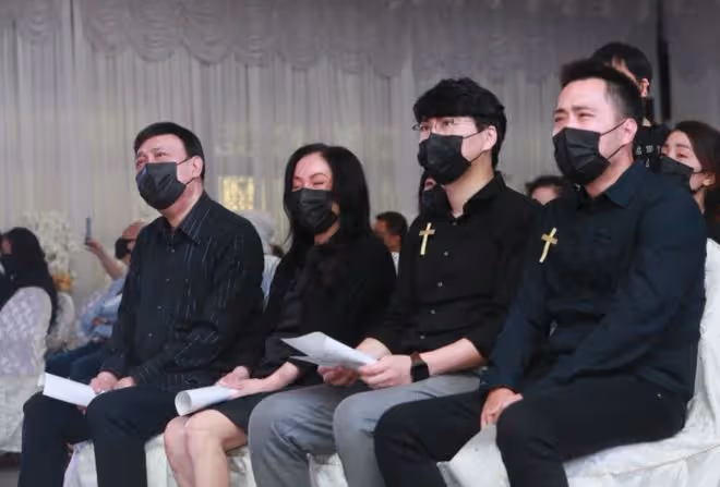 39歲癌逝女星余苑綺出殯,老母哭到腿軟,年幼子女乖巧得讓人心疼