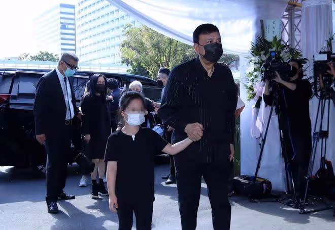 39歲癌逝女星余苑綺出殯,老母哭到腿軟,年幼子女乖巧得讓人心疼