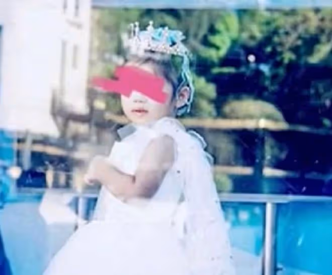 何超盈為女兒辦3歲慶生宴,現場奢華似城堡,百億千金趕來捧場