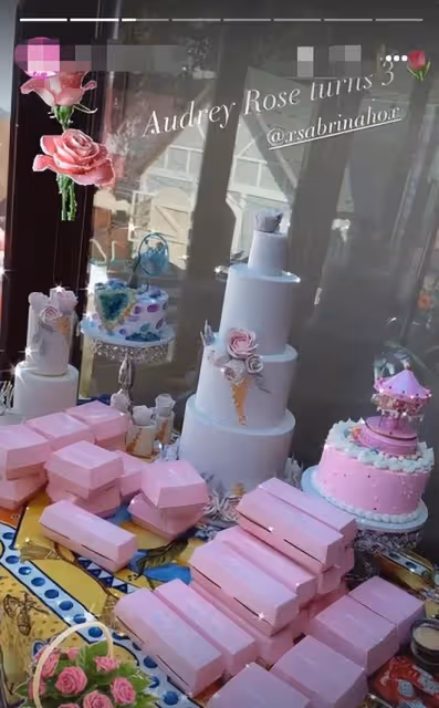 何超盈為女兒辦3歲慶生宴,現場奢華似城堡,百億千金趕來捧場