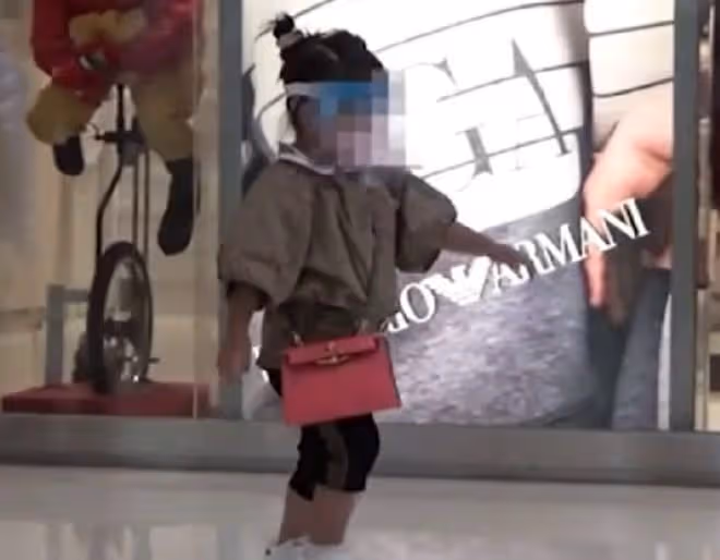 何超盈為女兒辦3歲慶生宴,現場奢華似城堡,百億千金趕來捧場