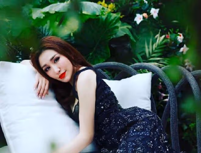 何超盈為女兒辦3歲慶生宴,現場奢華似城堡,百億千金趕來捧場