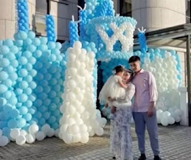 何超盈為女兒辦3歲慶生宴,現場奢華似城堡,百億千金趕來捧場