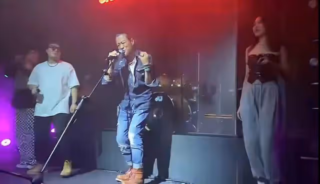 58歲孫興酒吧演出太瘋狂,狂蹦亂叫上演高抬腿,熱情似火嚇到伴唱