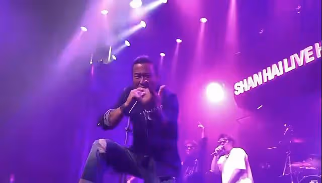 58歲孫興酒吧演出太瘋狂,狂蹦亂叫上演高抬腿,熱情似火嚇到伴唱
