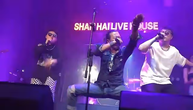 58歲孫興酒吧演出太瘋狂,狂蹦亂叫上演高抬腿,熱情似火嚇到伴唱