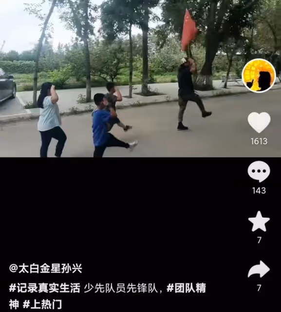 58歲孫興酒吧演出太瘋狂,狂蹦亂叫上演高抬腿,熱情似火嚇到伴唱