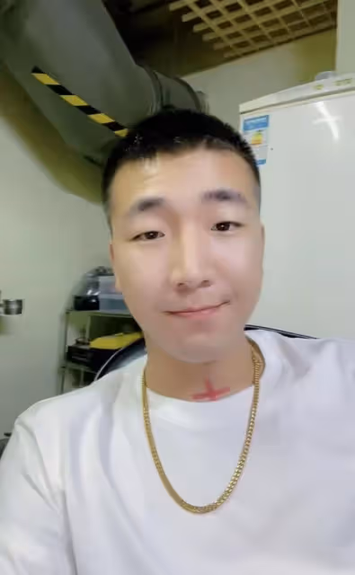 演員李菁菁離婚後,90後前夫從豪宅搬去擁擠老舊房,在家不停喝酒