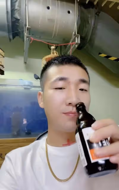 演員李菁菁離婚後,90後前夫從豪宅搬去擁擠老舊房,在家不停喝酒