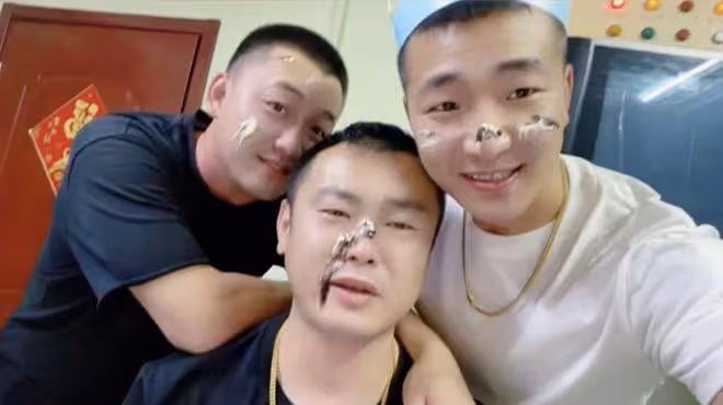 演員李菁菁離婚後,90後前夫從豪宅搬去擁擠老舊房,在家不停喝酒