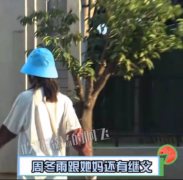 周冬雨攜爸媽逛公園，與繼父抓甲蟲相處融洽，30歲仍被當小孩照顧