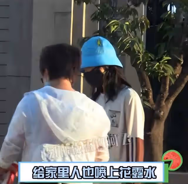 周冬雨攜爸媽逛公園，與繼父抓甲蟲相處融洽，30歲仍被當小孩照顧