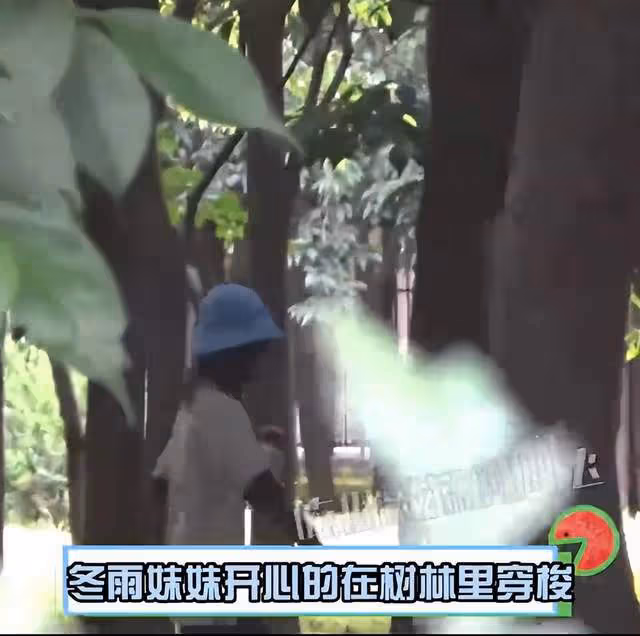 周冬雨攜爸媽逛公園，與繼父抓甲蟲相處融洽，30歲仍被當小孩照顧
