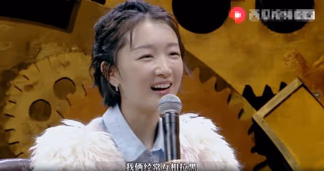 周冬雨攜爸媽逛公園，與繼父抓甲蟲相處融洽，30歲仍被當小孩照顧