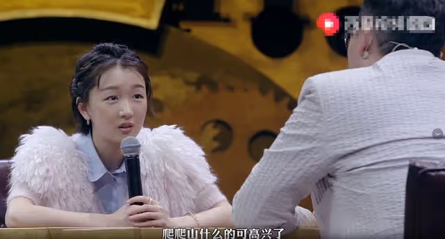 周冬雨攜爸媽逛公園,與繼父抓甲蟲相處融洽,30歲仍被當小孩照顧