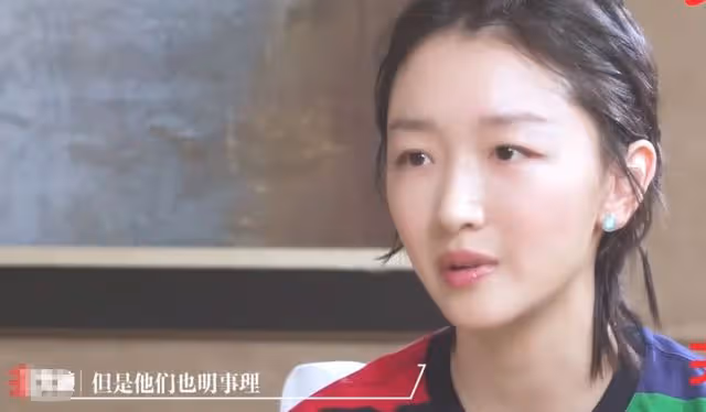 周冬雨攜爸媽逛公園,與繼父抓甲蟲相處融洽,30歲仍被當小孩照顧