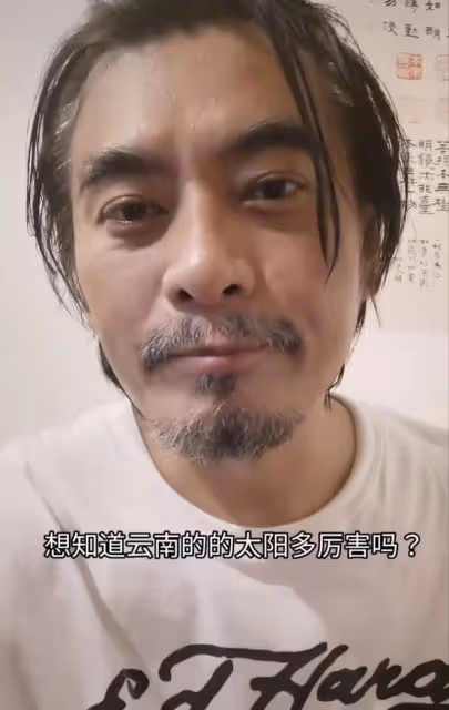 46歲陳龍近照大變樣,滿頭白髮鬍子拉碴,皮膚被曬脫皮模樣難辨認