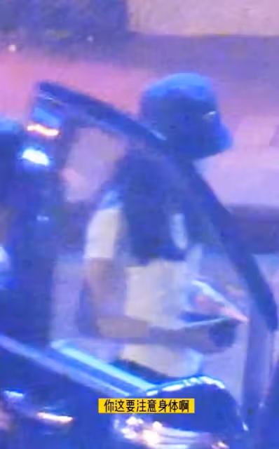 趙麗穎深夜現身酒吧被拍 腰細背薄宛如紙片人