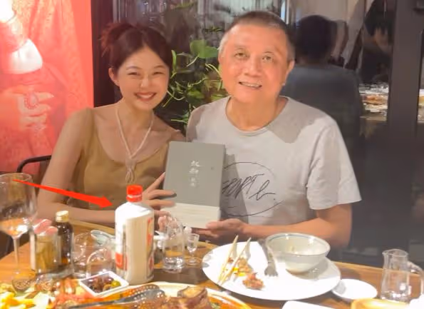 京圈貴婦晚晚與王朔聚餐 穿背心短褲身材迷人
