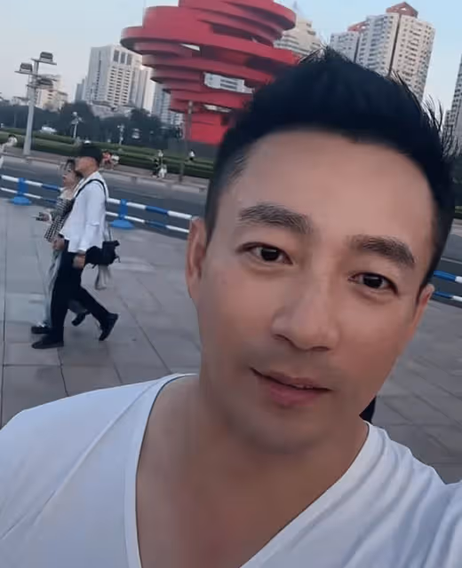 汪小菲身穿白色短袖現身海邊 稱要在青島開一家店