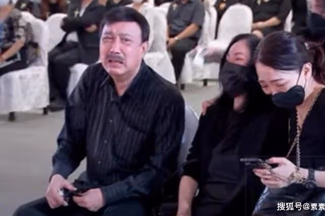 余苑綺骨灰與豬哥亮安葬同一墓園，母親李亞萍在棺材前哭到癱軟