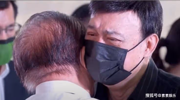 余苑綺骨灰與豬哥亮安葬同一墓園，母親李亞萍在棺材前哭到癱軟