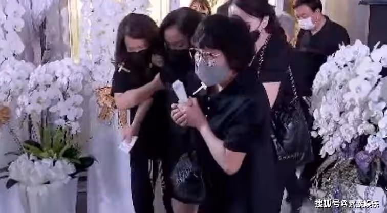余苑綺骨灰與豬哥亮安葬同一墓園，母親李亞萍在棺材前哭到癱軟