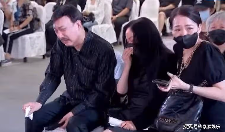 余苑綺骨灰與豬哥亮安葬同一墓園，母親李亞萍在棺材前哭到癱軟