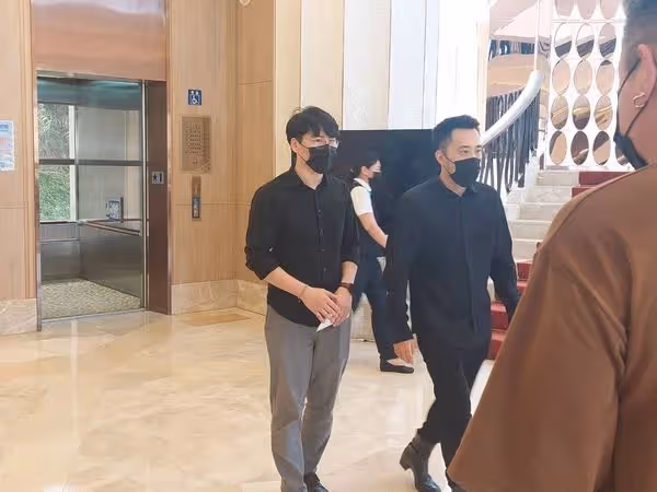 夫妻不能相送！余苑綺老公不避諱「捧骨灰走最後一程」送別摯愛　余祥銓完成交代「將跟祂放在一起」